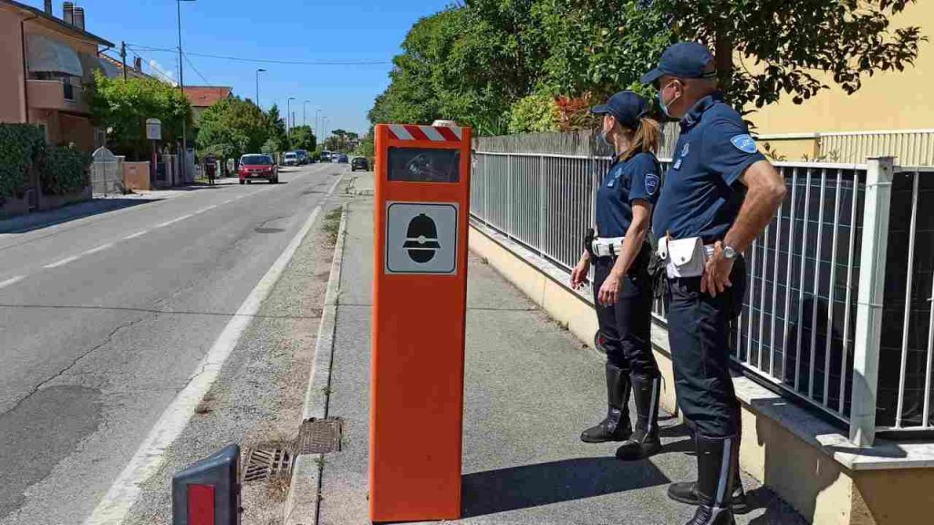 Autovelox di colore arancione sembrano funzionanti ma non è proprio