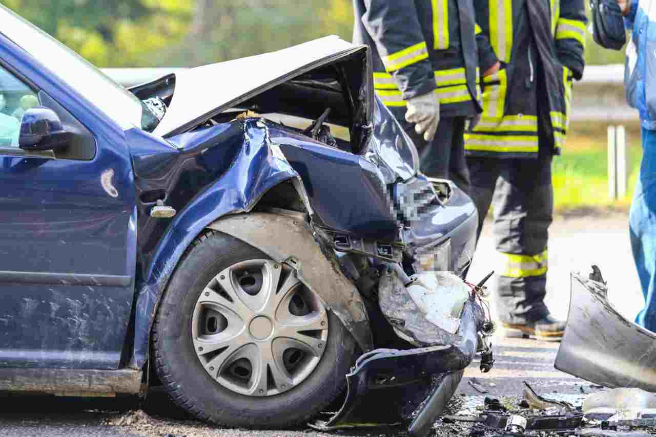 Scattare foto agli incidenti stradali: che multe rischiamo?