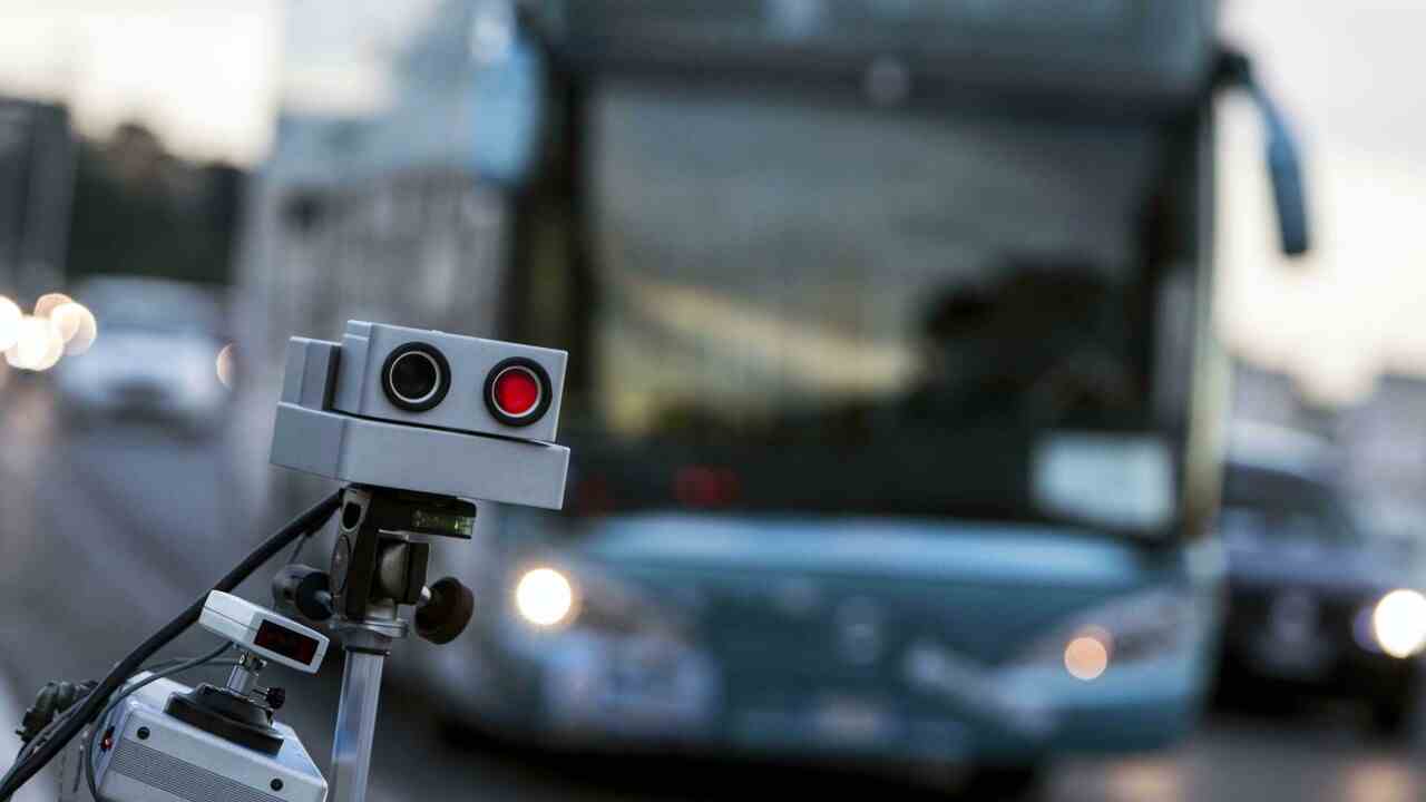 Autovelox 'invisibili', la verità che ha sconvolto gli automobilisti: non  fai in tempo a notarli che ormai è troppo tardi