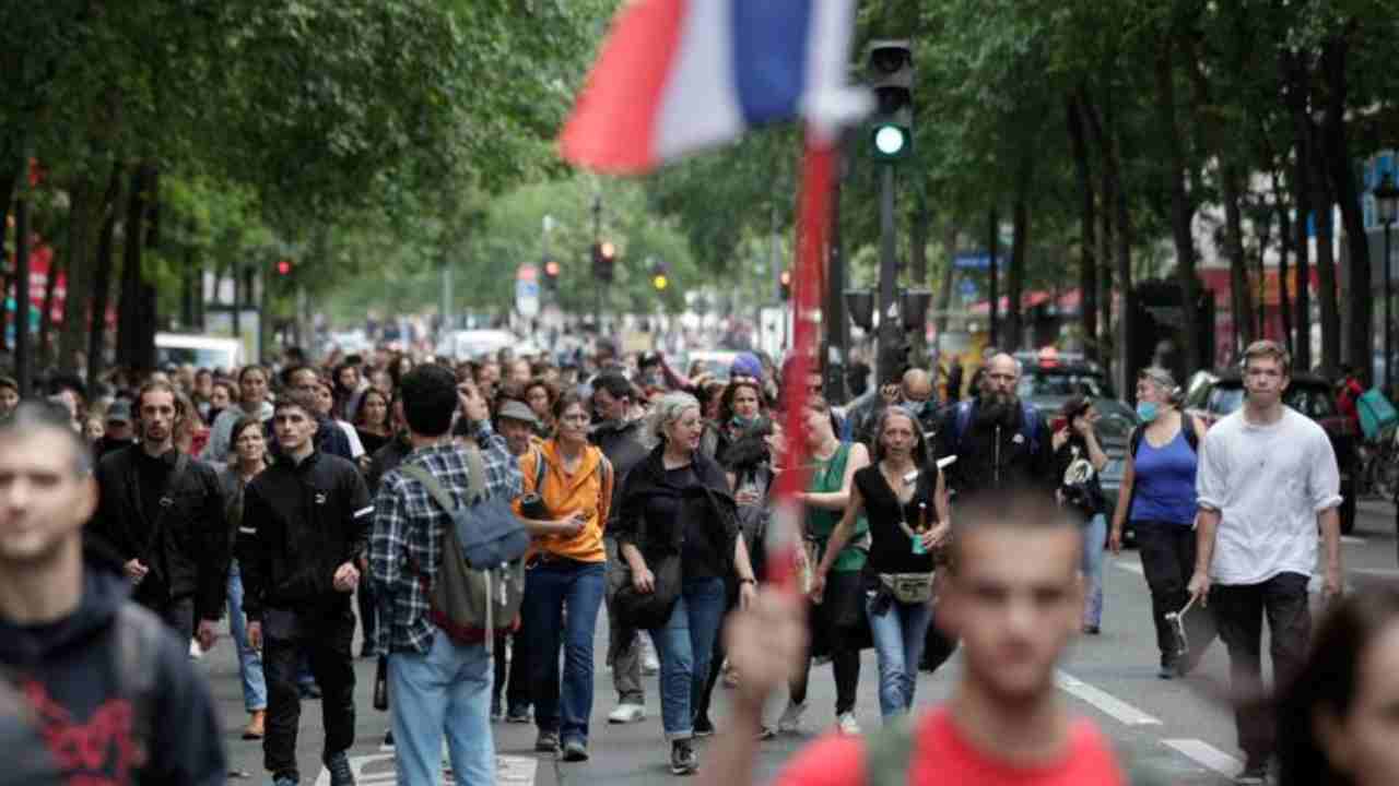 Francia, dopo le proteste i fatti: cambiano le regole per la revisione