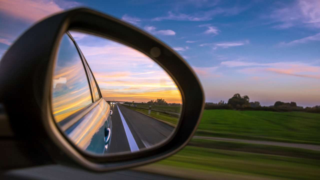 Specchietto retrovisore, occhio alle funzioni nascoste dell'auto