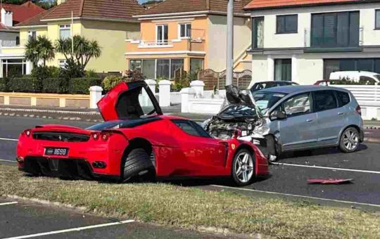 Ferrari Enzo distrutta