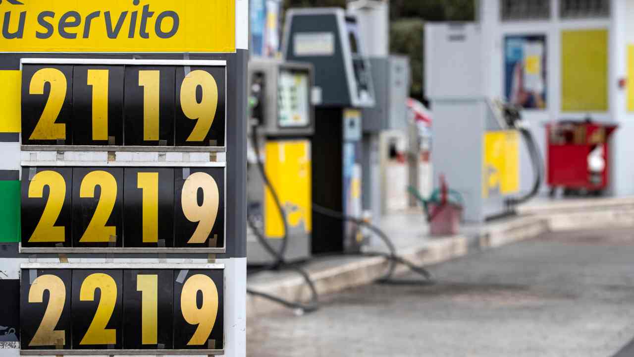 Taglio accise benzina: durerà fino al 31 dicembre