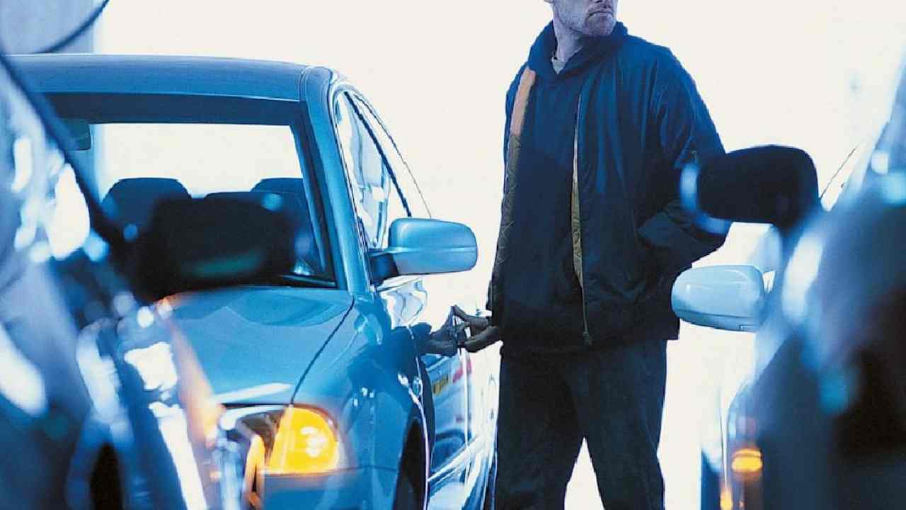 Impedire furto d'auto utilizzando segni distintivi: senza permesso le conseguenze