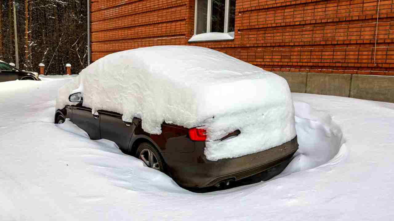 Auto coperta dalla neve