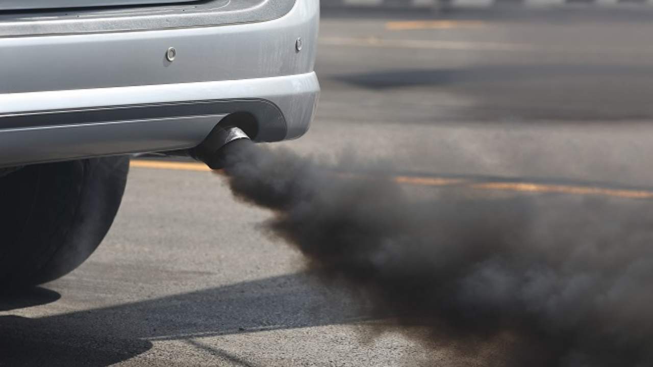 Marmitta dell'auto, se esce del fumo nero inizia a preoccuparti: ecco le  cause ed i rimedi 