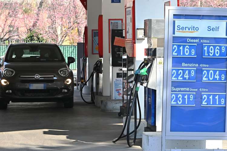 Caro carburanti. Ora per i distributori sarà obbligatorio esporre un nuovo cartello che indica il prezzo medio nazionale. (ANSA)