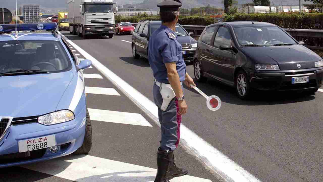 Posti di blocco, nuovo divieto assoluto di tenere oggetti nell'auto I Lo  controllano sempre e ti multano 