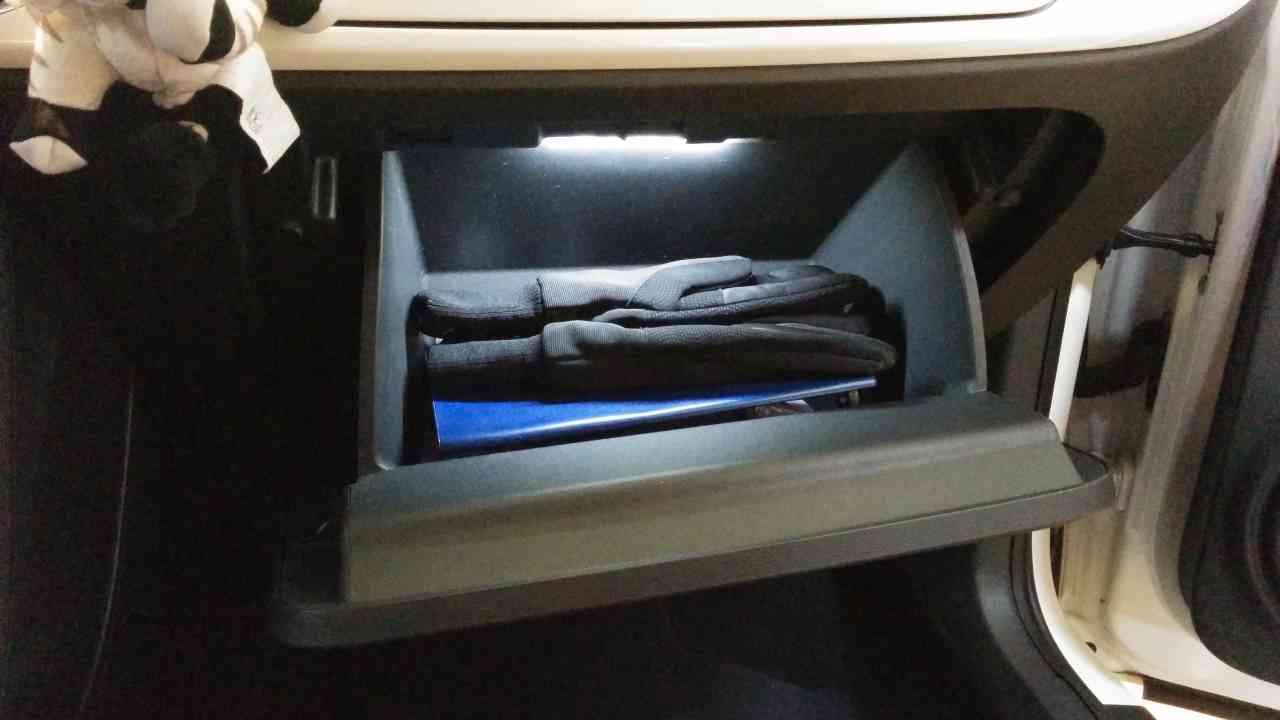 Aprire il cassetto portaoggetti all'interno dell'auto moderna. Aprire il  vano portaoggetti tra i sedili anteriori dell'auto Foto stock - Alamy
