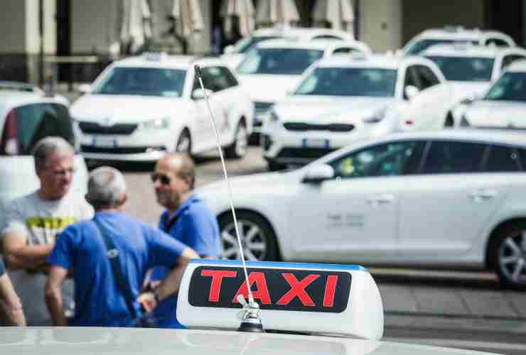 Guida del taxi senza licenza: 7200€ di multa per questa piccola dimenticanza. Tassisti in protesta (ANSA)