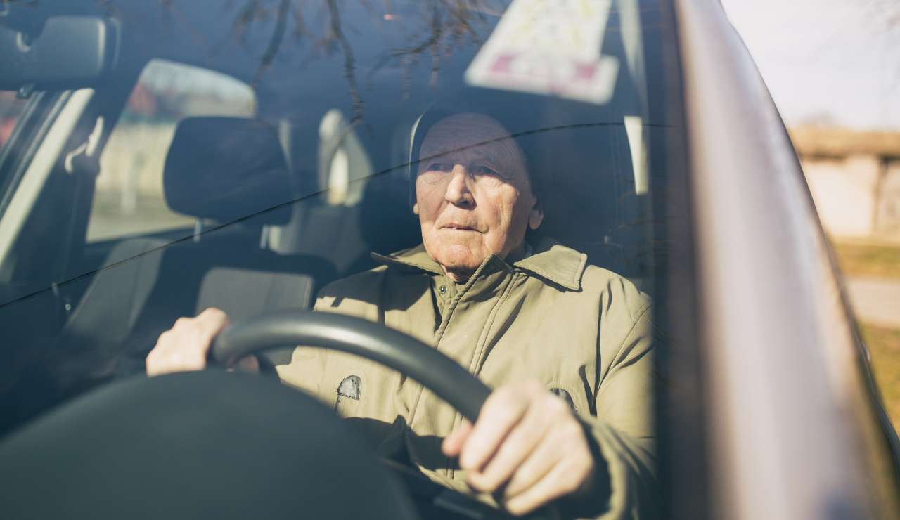 Anziani alla guida, se ti trovano così la situazione è brutta: 5 punti in  meno sulla patente - solomotori.it