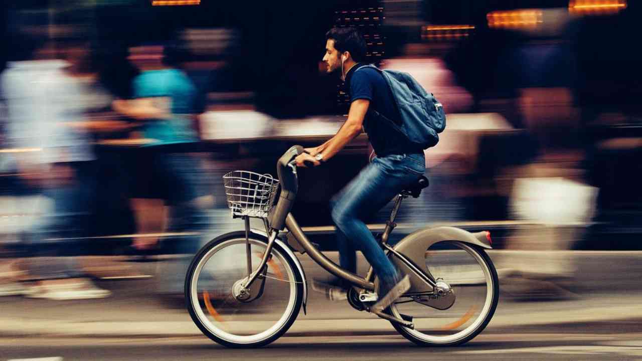 ciclisti-contromano-codice-della-strada-solomotori.it