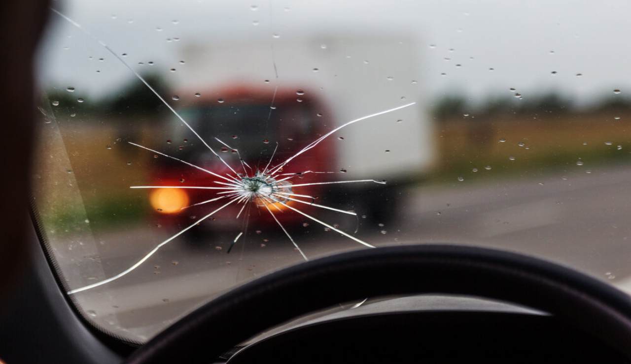 Svelato il trucchetto per togliere i graffi sul parabrezza I Non c'è  bisogno del carrozziere, basta un prodotto che paghi 1 euro - GiornaleMotori