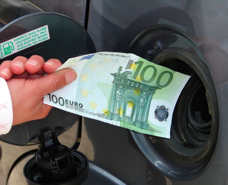 La benzina è arrivata a costare molto - Fonte Depositphotos - solomotori.it