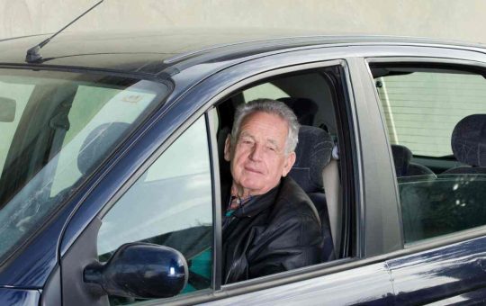 Uomo anziano alla guida - Fonte Depositphotos - solomotori.it