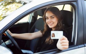 Ragazza patente di guida - Fonte Depositphotos - solomotori.it
